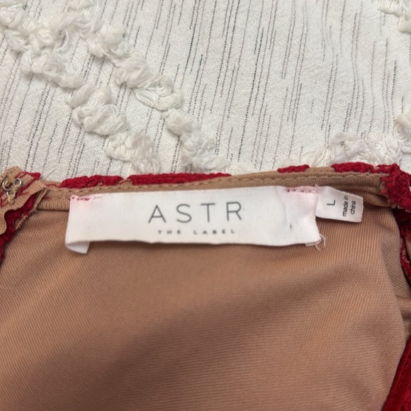 Astr The Label Red Short Sleeve V-neck Battenberg Lace Romper - Size L - Picture 6 of 7